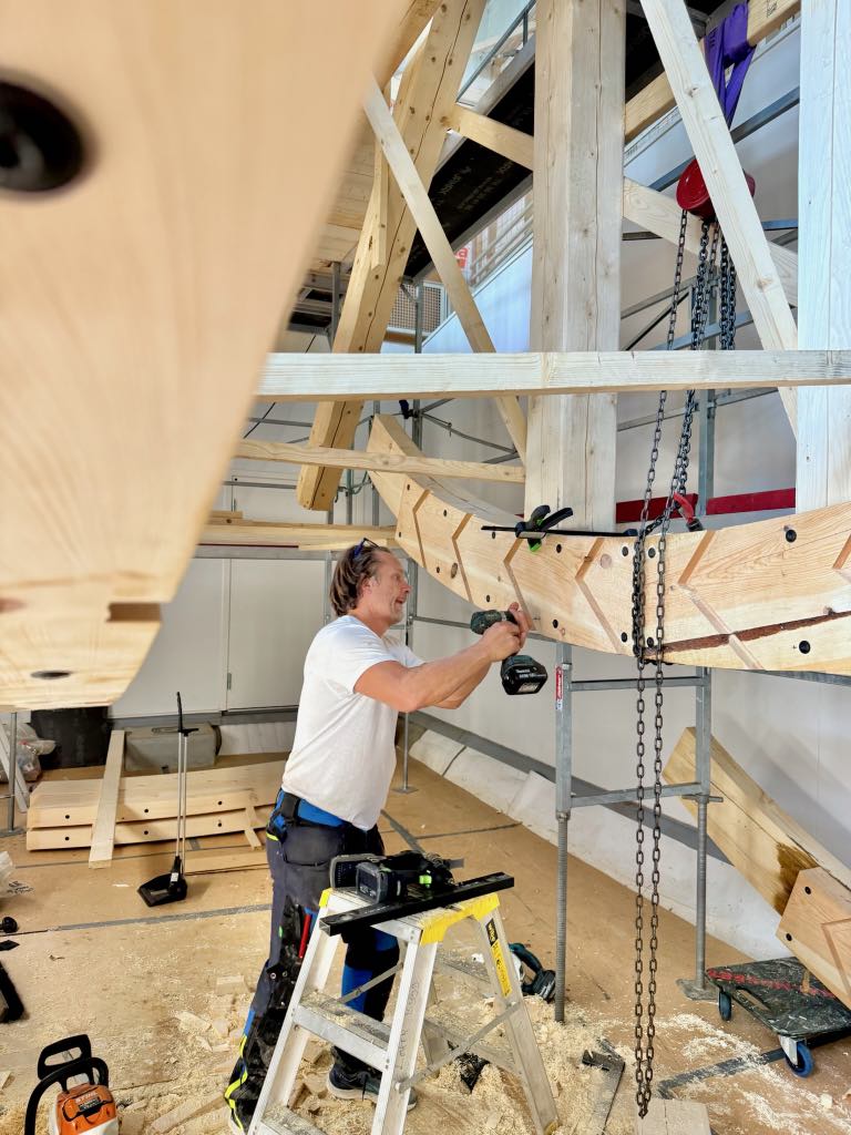 Montasje av vannhjulet på Teknisk museum i Oslo